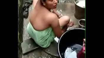 Desi aunty recorded while taking bath